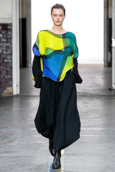 Look 18